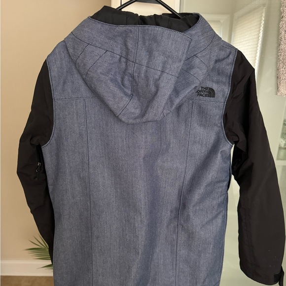 Women’s north face ski/snowboard coat - Picture 2 of 4